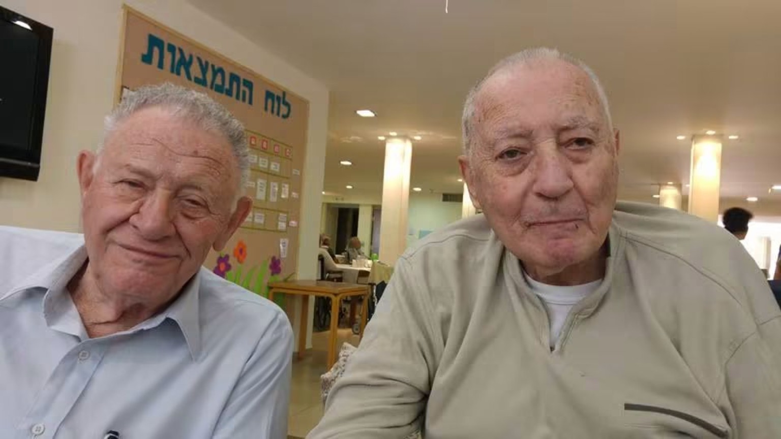 תצלום צבעוני של האחים מרדכי ושלמה גזית יושבים יחד בשנותיהם המאוחרות, לפי זיהוי המשפחה.