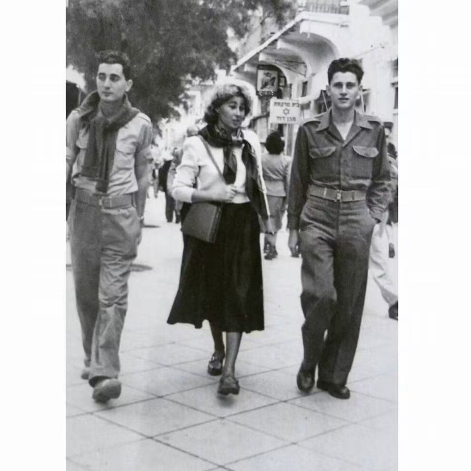 התצלום המשפחתי המקורי מינואר 1949: מרדכי, רינה ושלמה הולכים יחד ברחוב, לפי תיאור המשפחה.