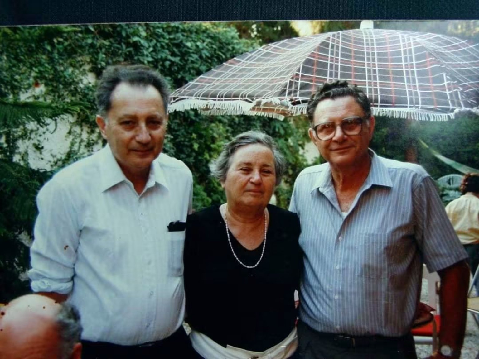 שלושת האחים יחד בתצלום המשפחתי: מרדכי משמאל, שרה במרכז ושלמה מימין, לפי זיהוי המשפחה