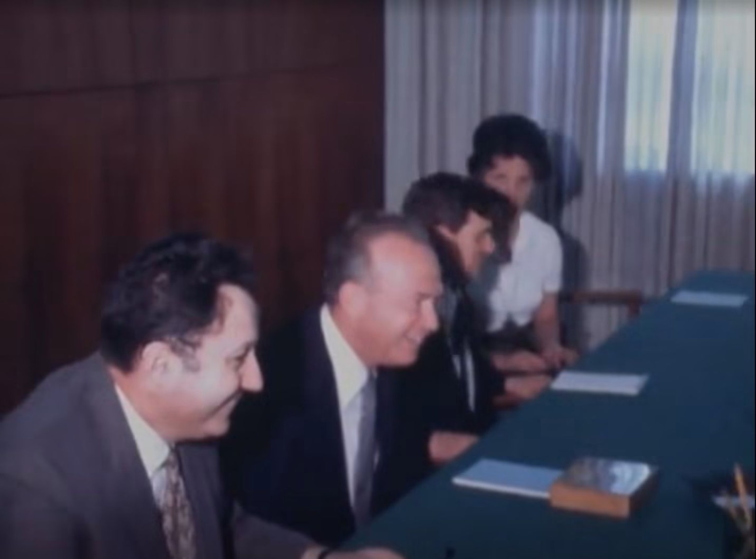 הפריים המקורי שאליו מתייחס הפוסט של דן־אייל: סבא מוטקה מחייך לצד רבין